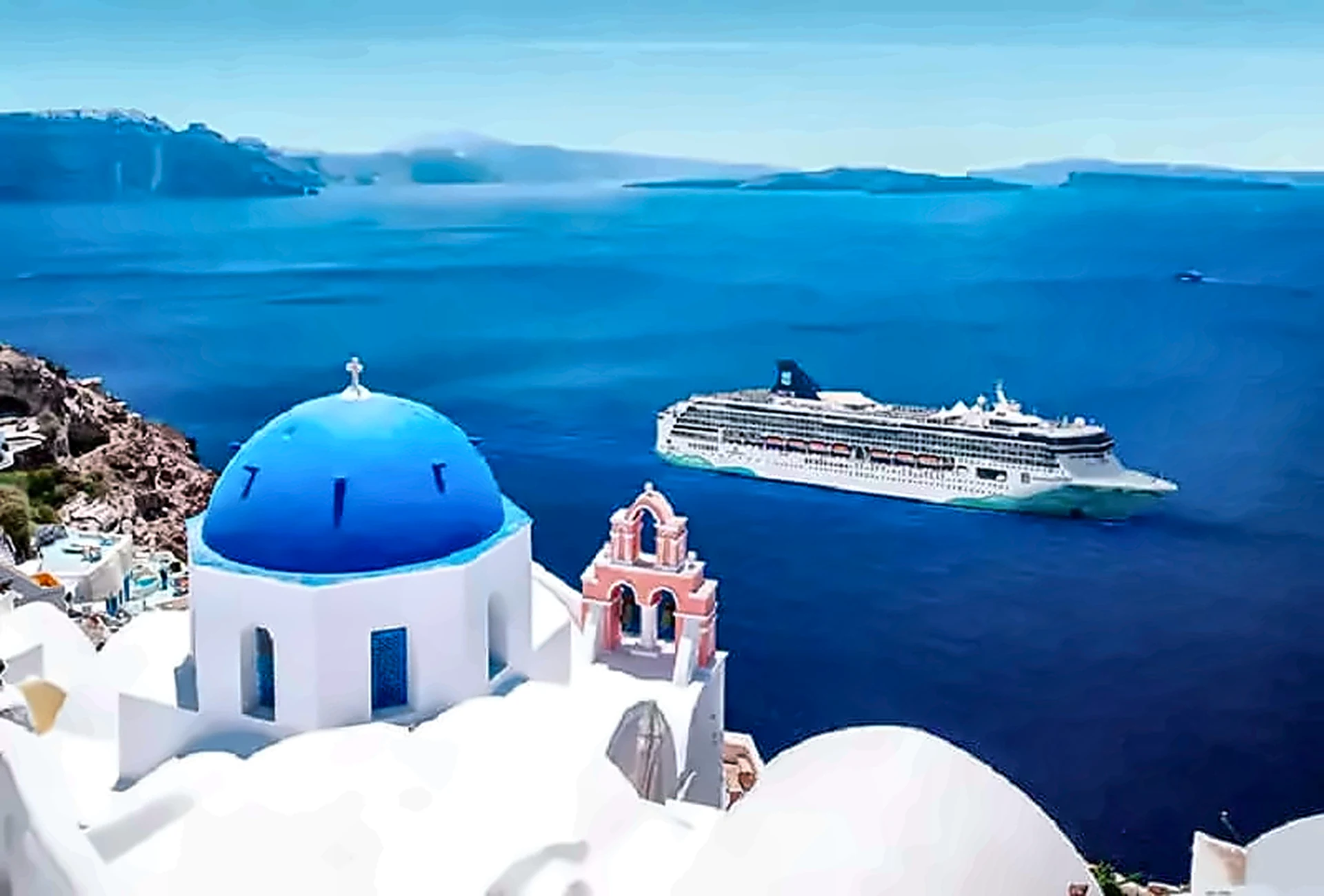 Navio de cruzeiro navegando por um novo destino